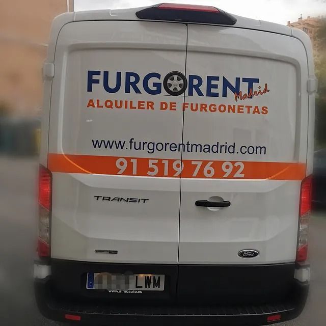 La parte trasera de una furgoneta con la web www.furgorentmadrid.com