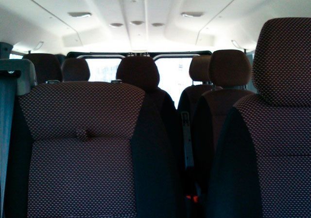 Los asientos traseros de una furgoneta están vacíos