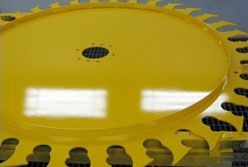 gelb lackiertes Blechrad mit Zagen