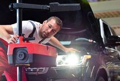 Mitarbeiter bei der Aufhellung von Scheinwerfern