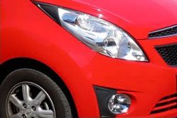 Rote Wagenfront nach der Unfallreparatur wie neu