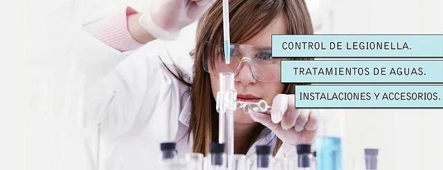 Un científico con bata de laboratorio y gafas de seguridad trabaja con una pipeta y tubos de ensayo. Texto a la derecha.