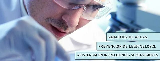Científico trabajando en un laboratorio con un microscopio; los recuadros de texto enumeran: análisis de agua, prevención de la legionelosis, inspecciones/supervisiones.
