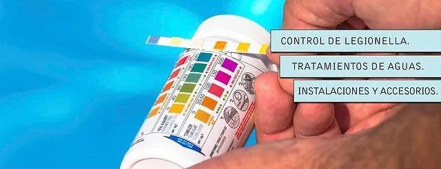 Una mano sostiene un frasco de tiras reactivas para análisis de agua de piscina. El texto dice: 