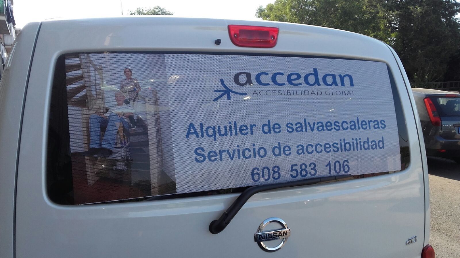 Una camioneta blanca con la palabra