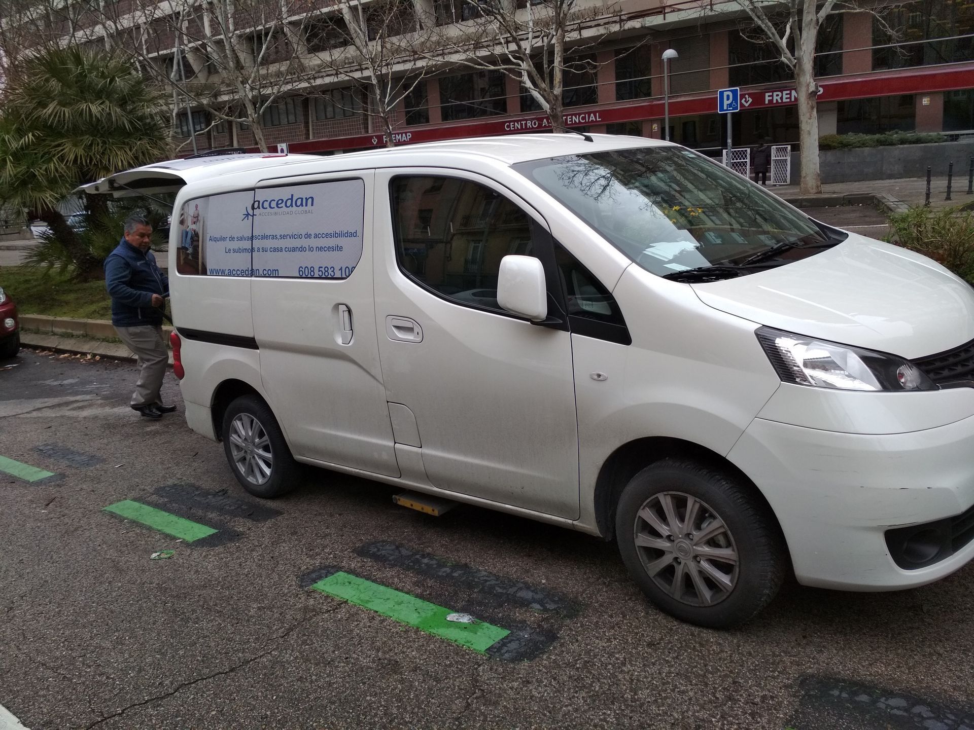 Una camioneta blanca está estacionada al costado de la carretera.
