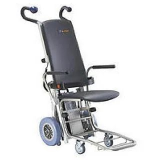 Una silla eléctrica para subir escaleras de color negro con ruedas sobre un fondo blanco.