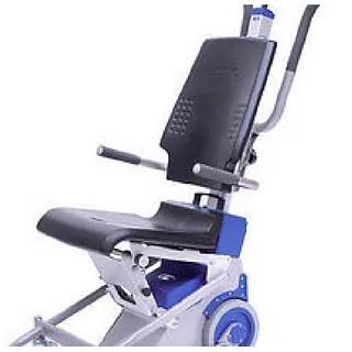 Un primer plano de una silla para subir escaleras sobre un fondo blanco.