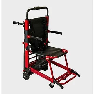Una silla para subir escaleras de color rojo y negro con ruedas sobre un fondo blanco.