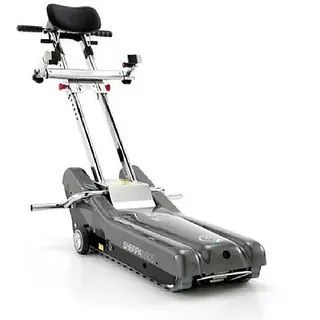 Una máquina para subir escaleras con un asiento acoplado a ella sobre un fondo blanco.