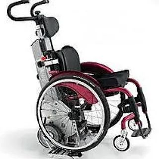 Una silla de ruedas roja con una escalera adjunta.