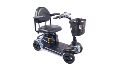 Un scooter de movilidad con una cesta acoplada a él sobre un fondo blanco.