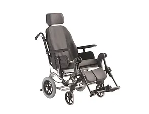 Una silla de ruedas negra con reposacabezas y reposapiés sobre un fondo blanco.