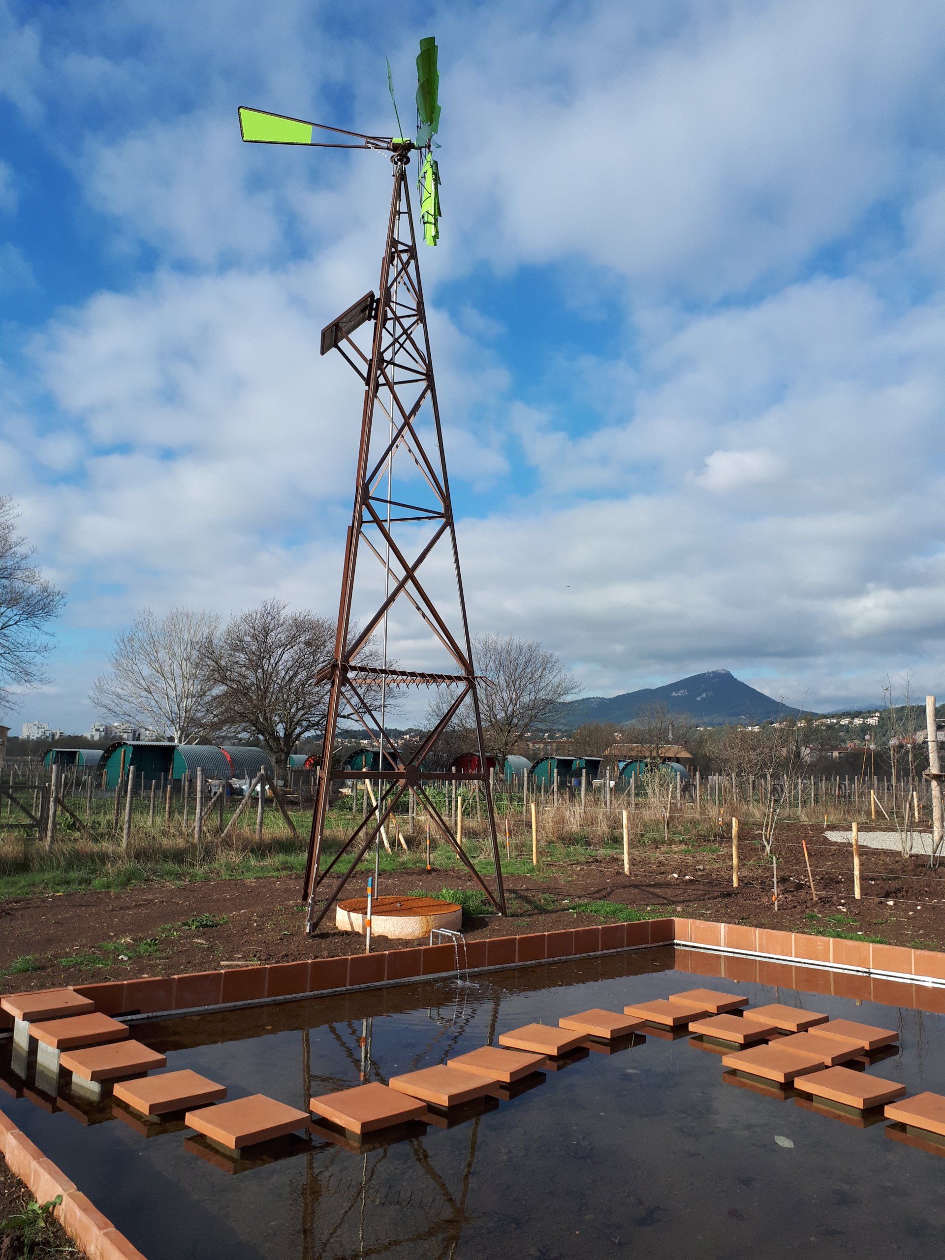 Éolienne de pompage, à eau.. réalisations de l'entreprise à Laval