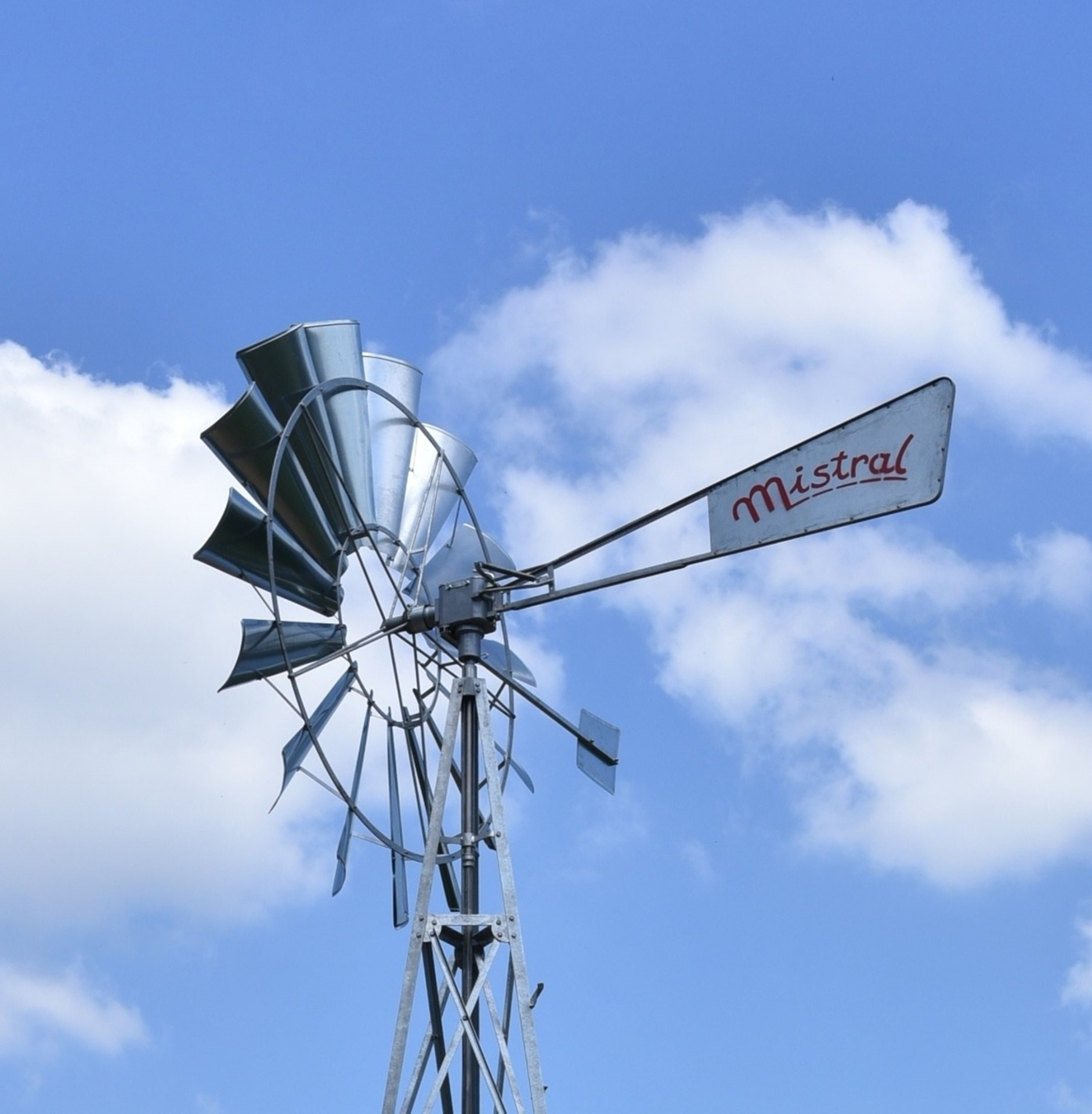 Éolienne de pompage, à eau.. réalisations de l'entreprise à Laval