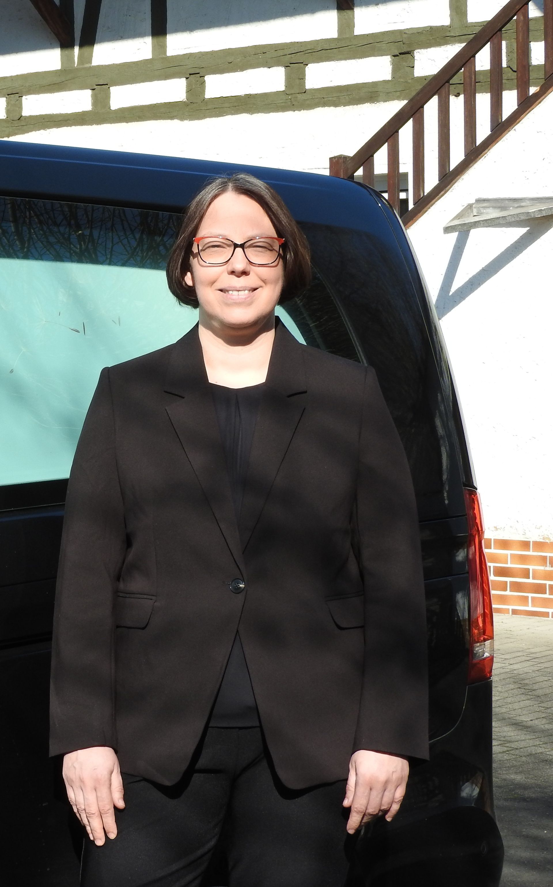 Graue Silhouette einer Person, bestehend aus einem Kreis für den Kopf und einem abgerundeten Rechteck für den Körper.