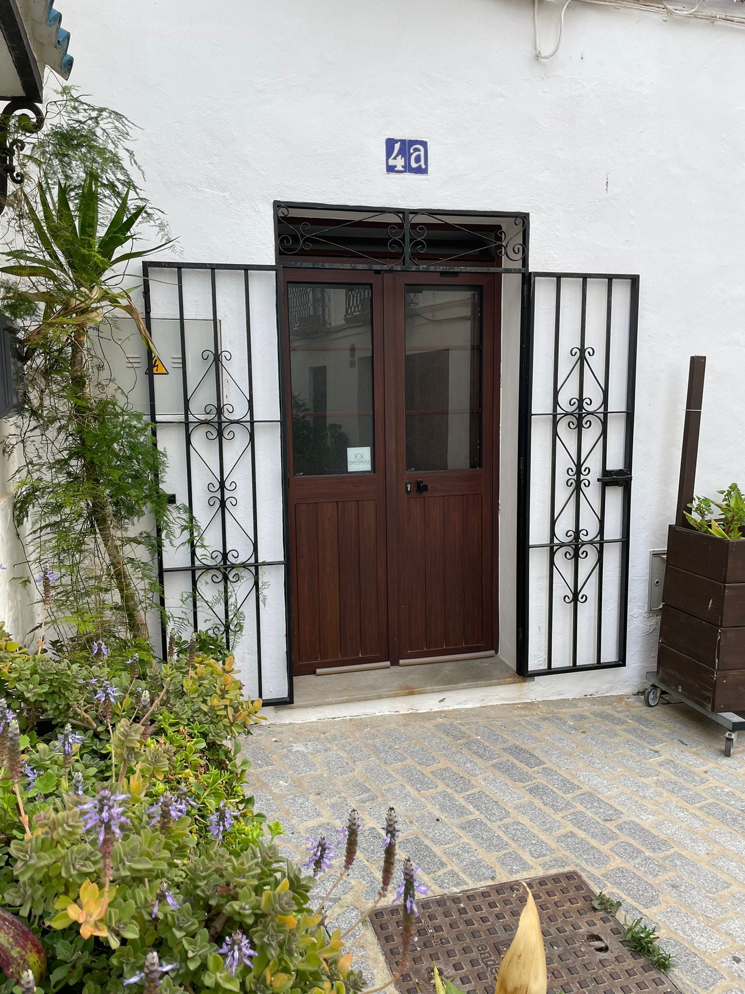 Una sala de estar con sofá, silla, mesa y espejo.