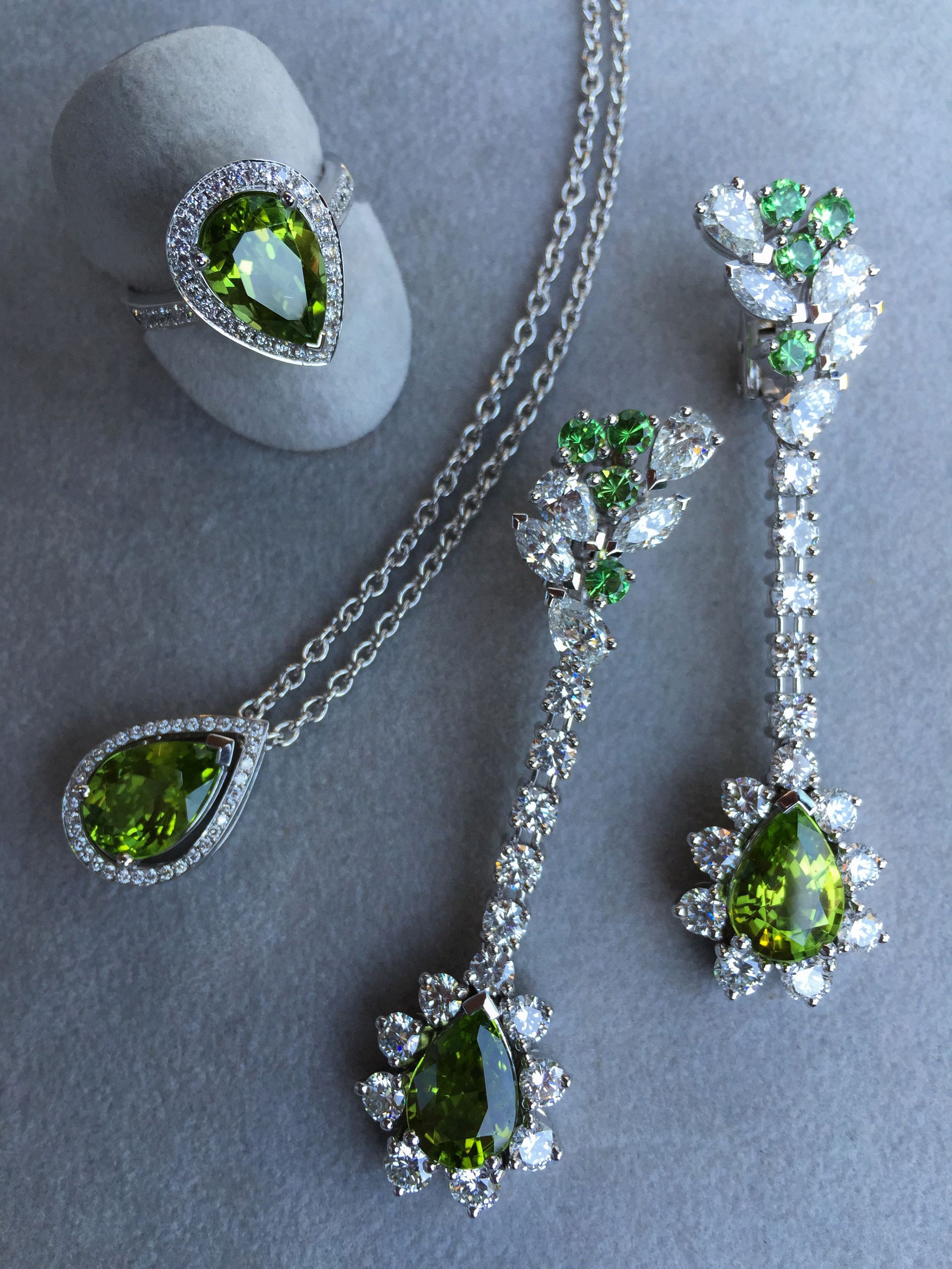 Boucles d'oreilles avec pierres vertes et diamants
