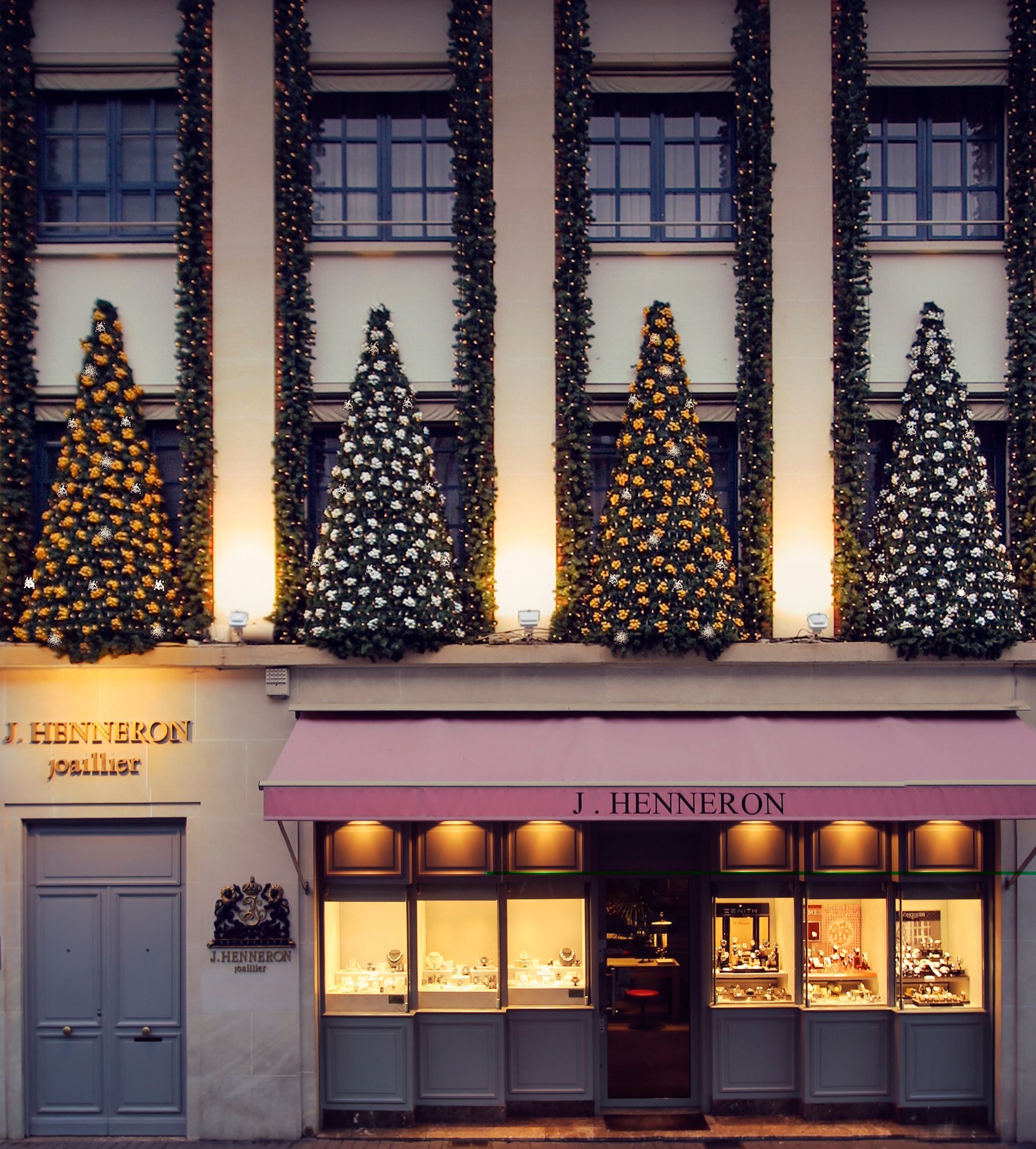 Façade de la boutique Jean Henneron en période de Noël