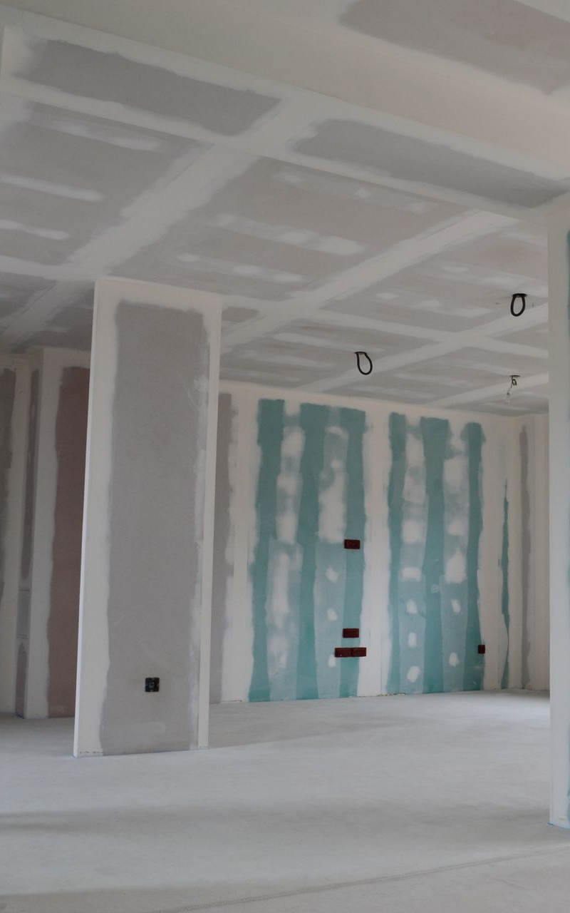 Un plafond en plaques en cours de finition.