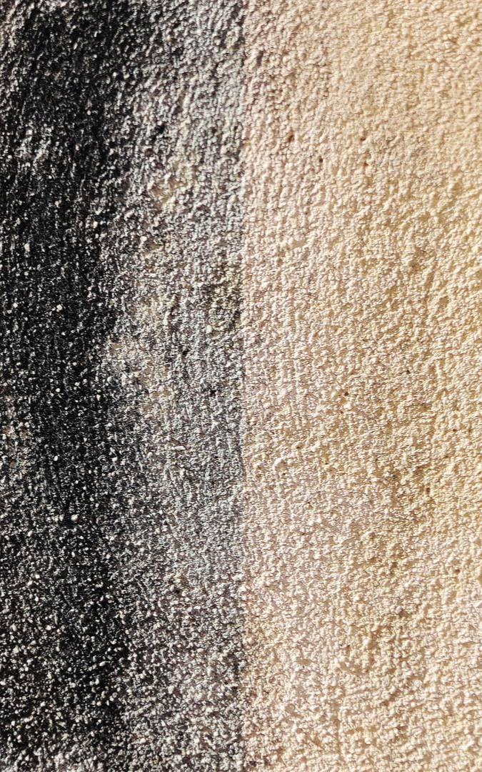 Un mur à moitié peint.
