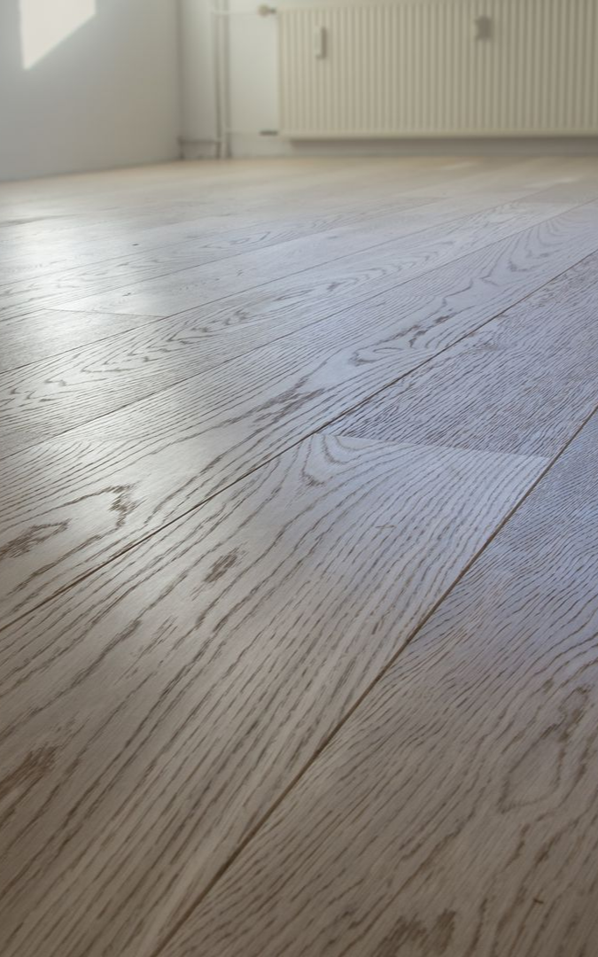 Un sol en bois dans une maison.