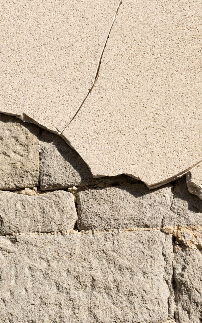Un mur recouvert avec une fissure visible.
