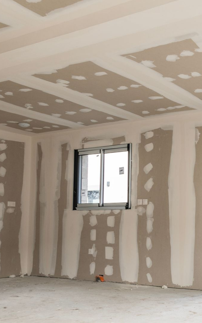 Un plafond en plaques.
