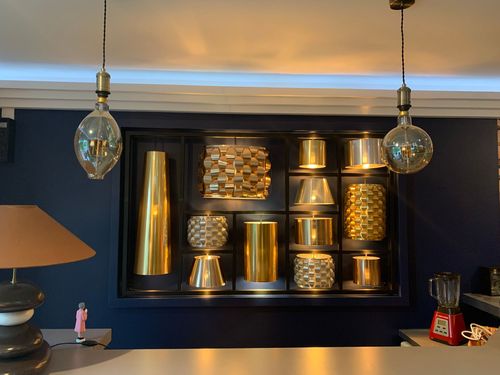 Un mur sombre avec des décorations en or.