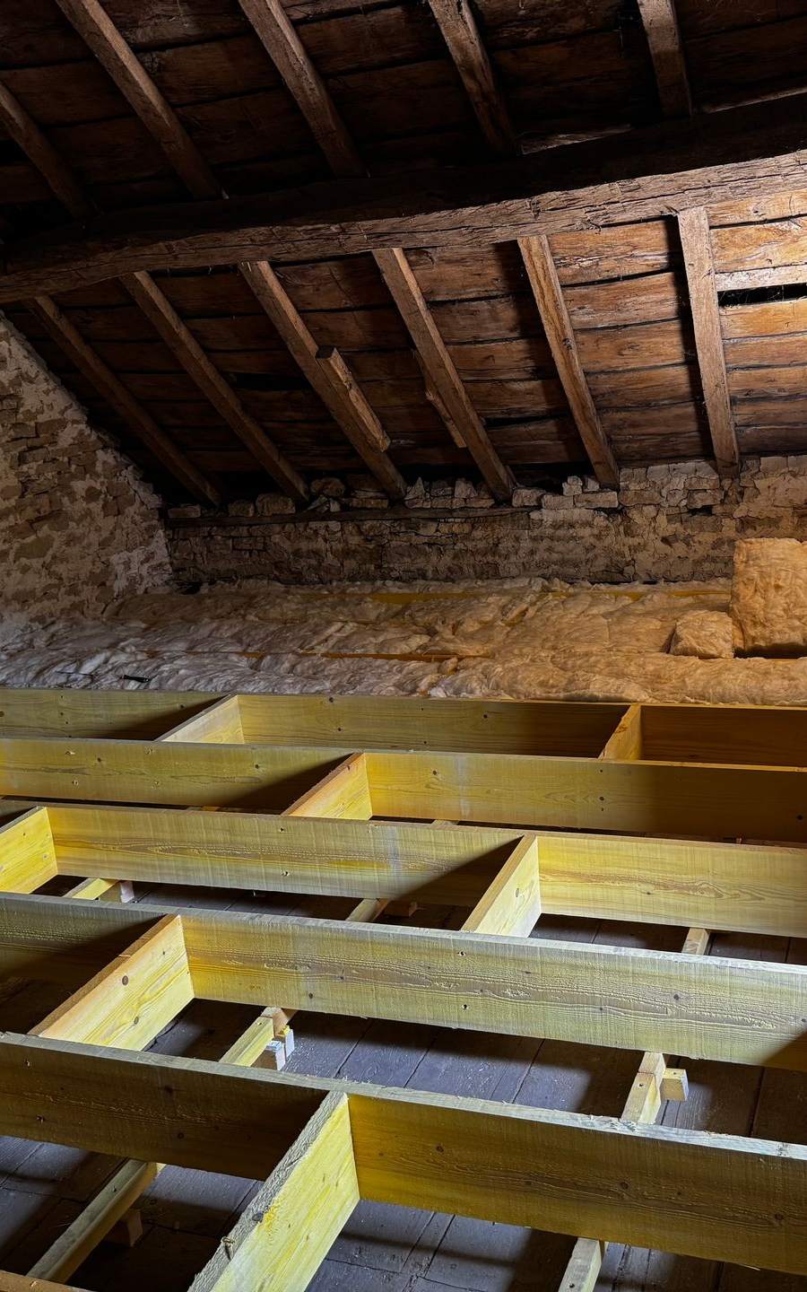 Les combles d'une maison en cours d'aménagement.