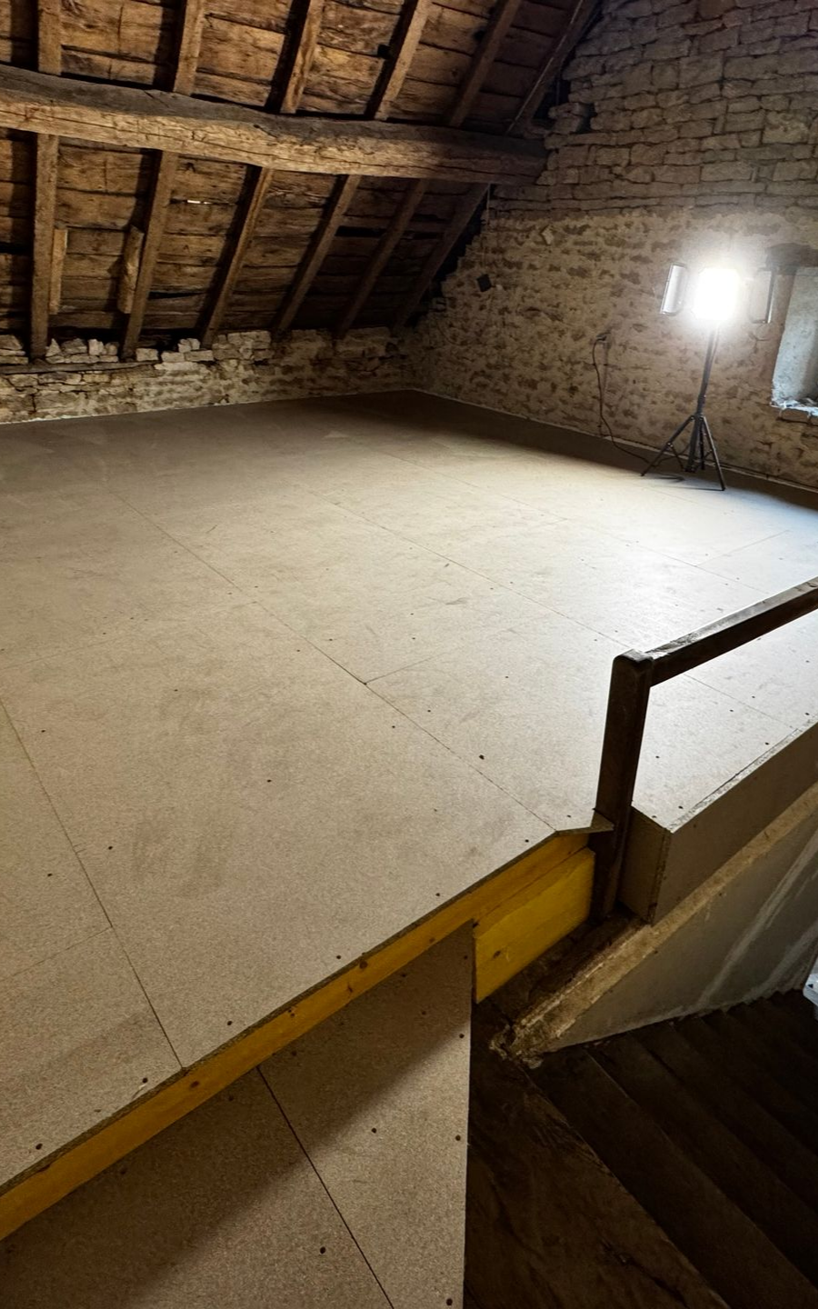 Les combles d'une maison.