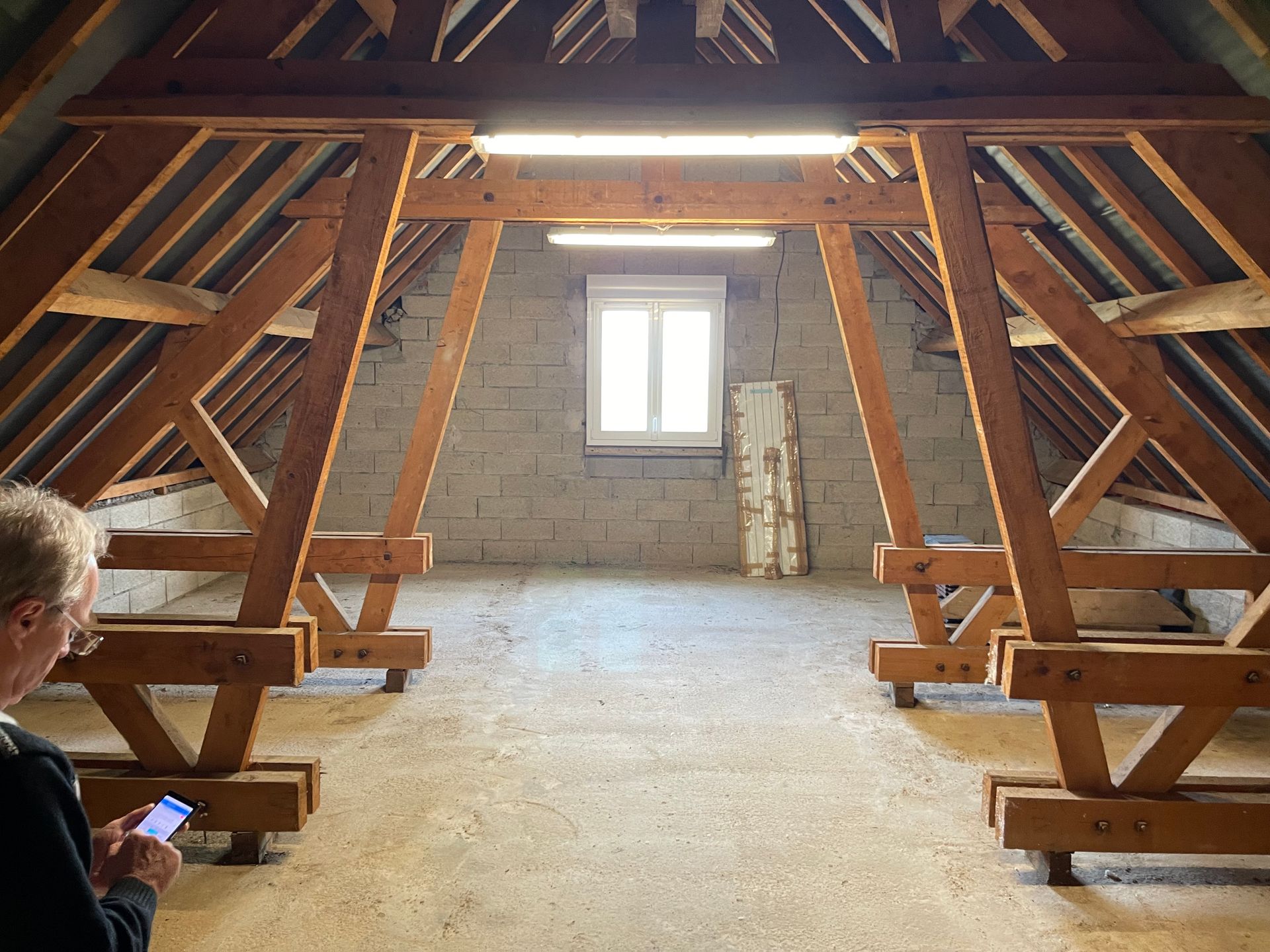 Des combles avec des poutres en bois.