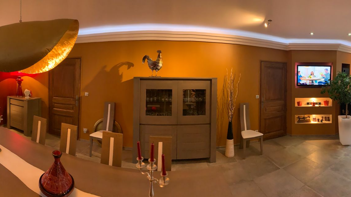 Une pièce à vivre avec un mur orange.
