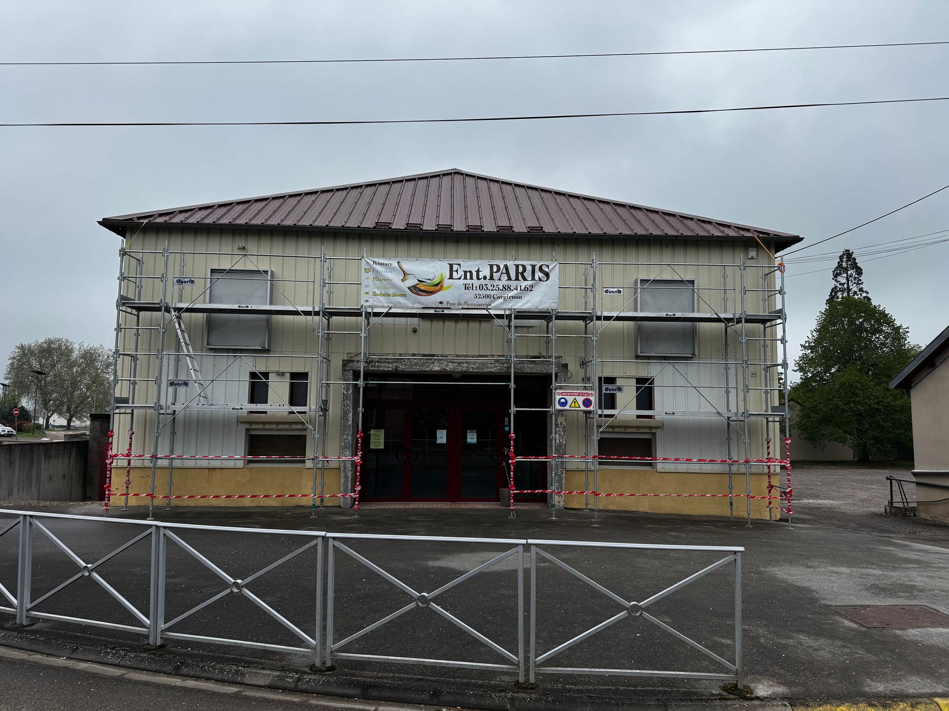 Un bâtiment avec un échafaudage.