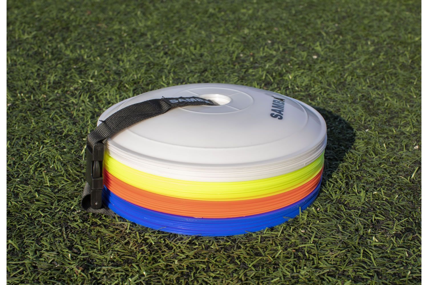 A white frisbee that says samba on it