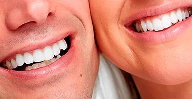Un hombre y una mujer están sonriendo para la cámara.