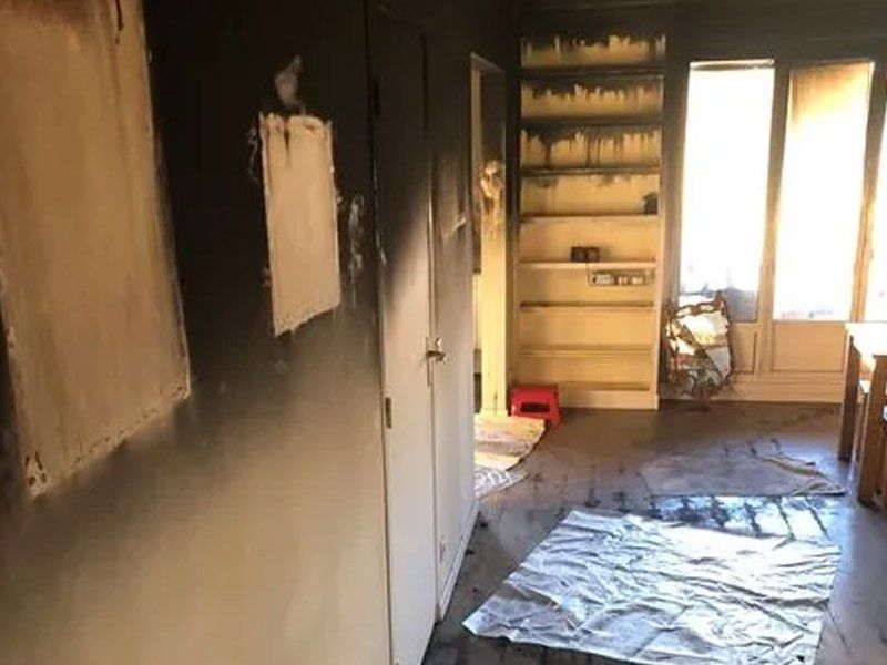 Traces d'un incendie dans une pièce