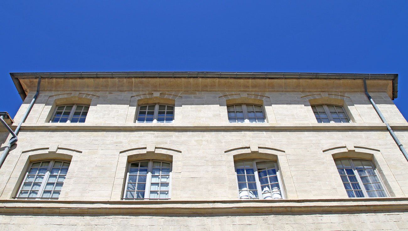 Immeuble de copropriété avec plusieurs grandes fenêtres