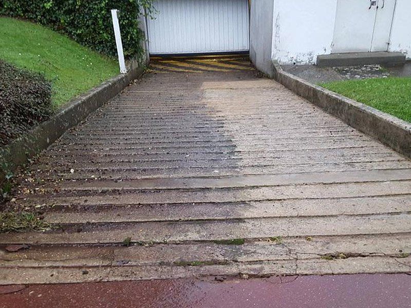 Nettoyage en cours d'un accès à un garage