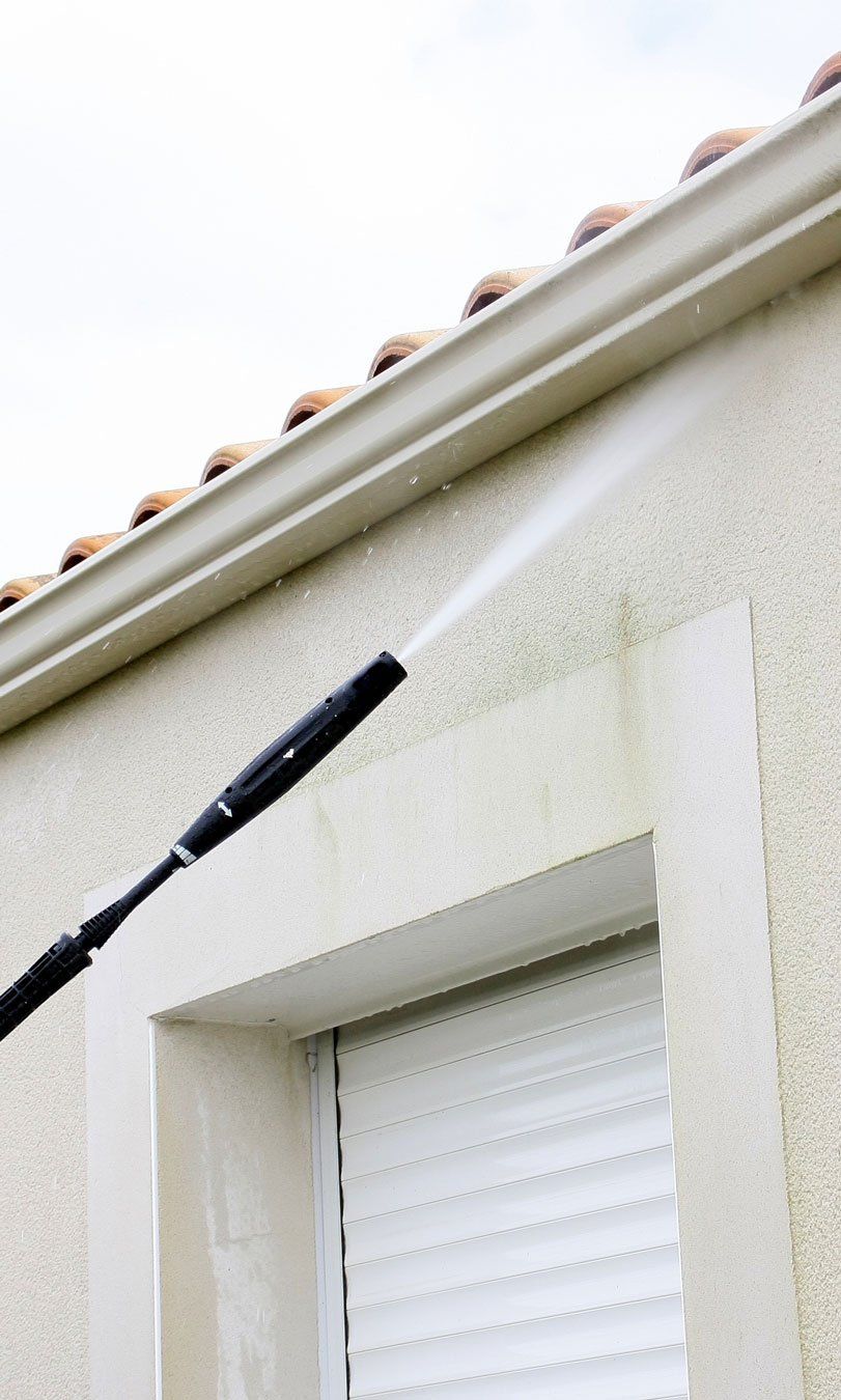 Jet à haute pression pour nettoyer une façade