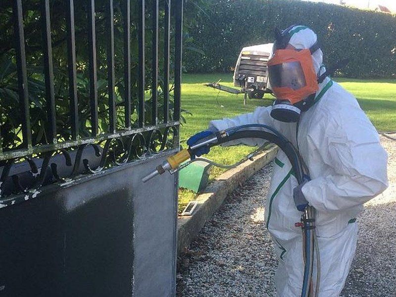 Une personne qui traite une barrière