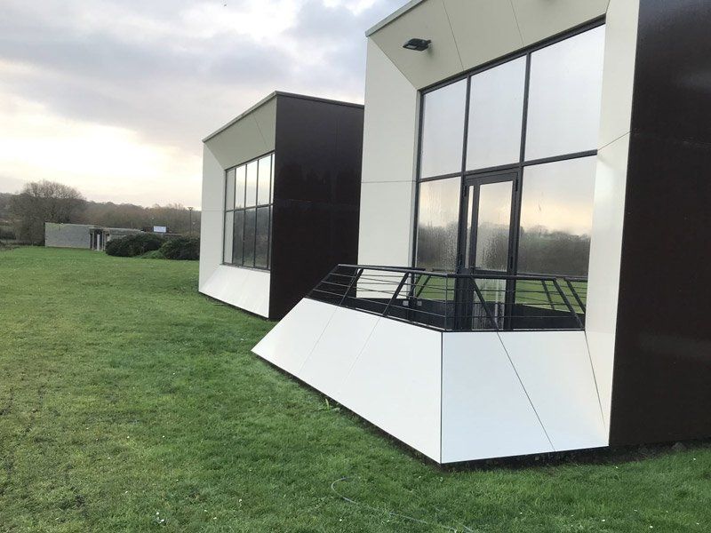 Bâtiment moderne blanc et noir