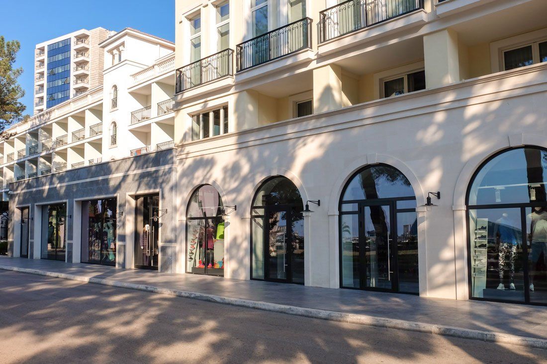 Rue avec plusieurs magasins