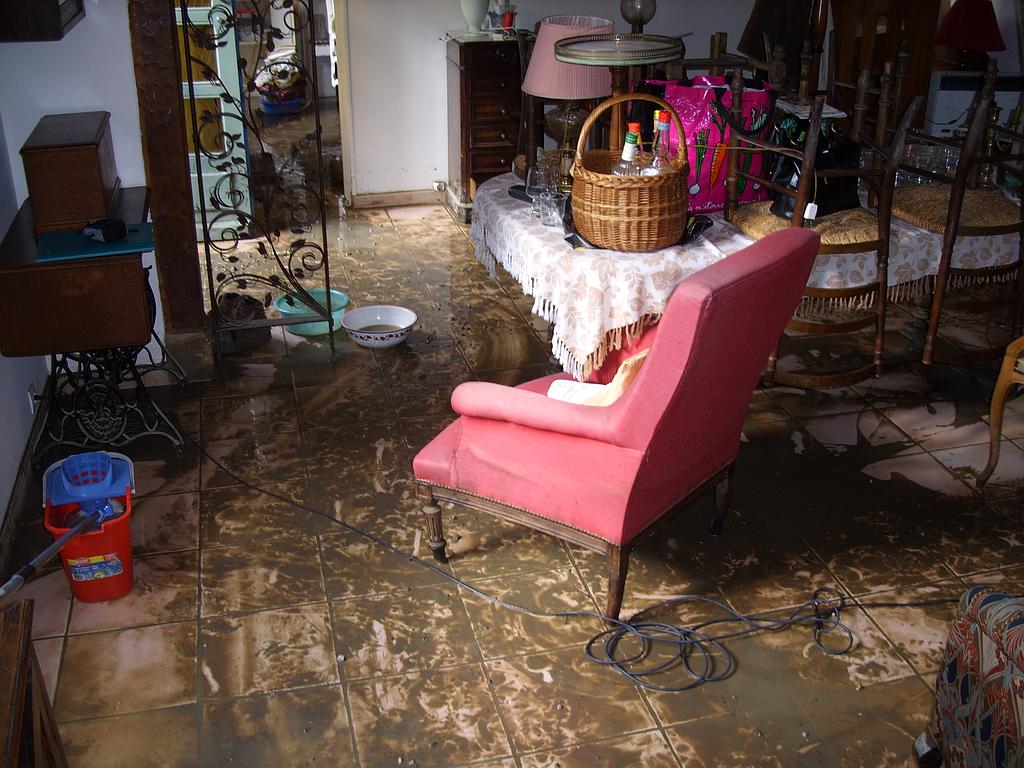 Immeuble de copropriété avec plusieurs grandes fenêtres