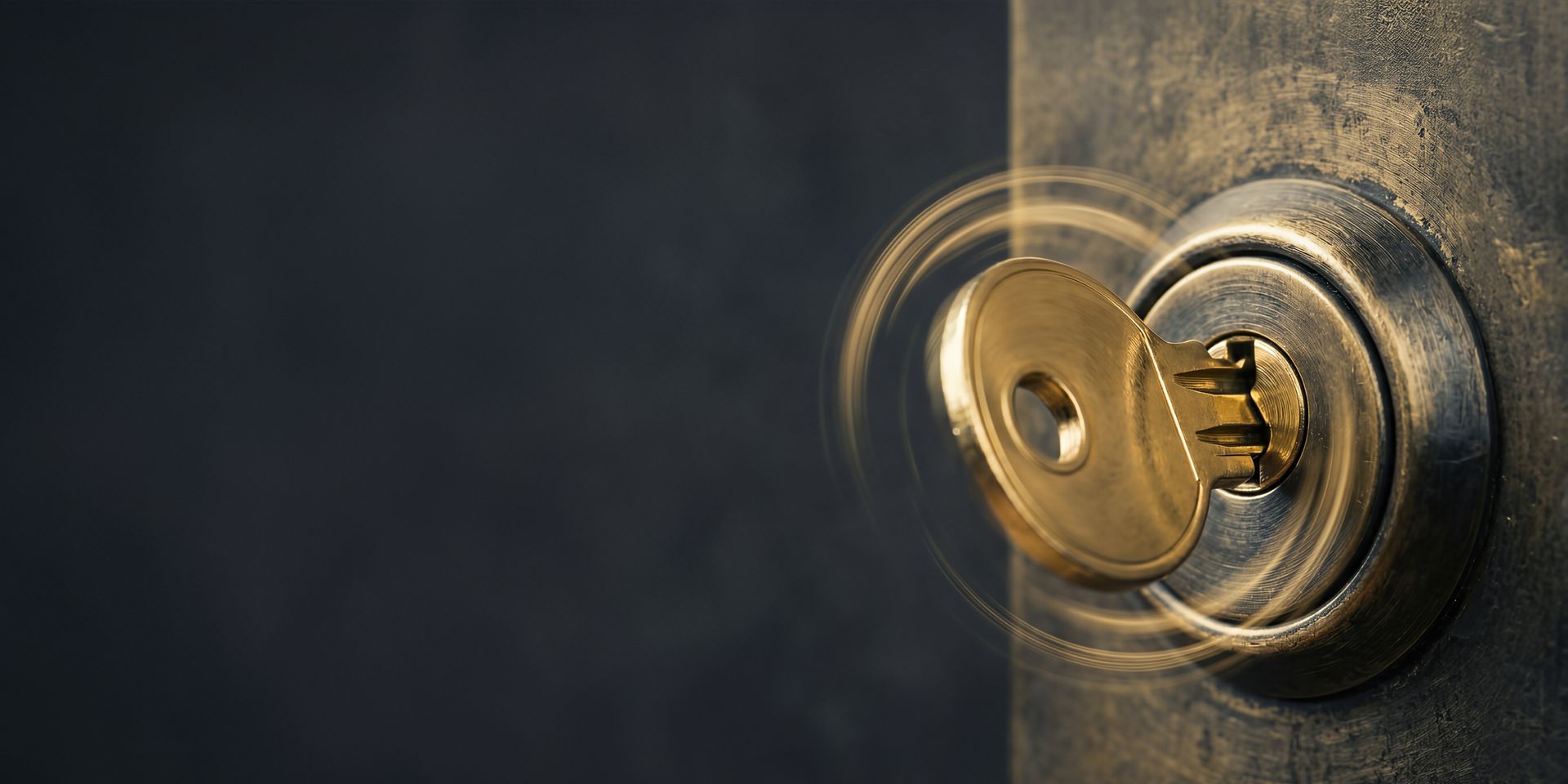 Gros plan d'une clé en laiton dans une serrure sur une porte sombre.