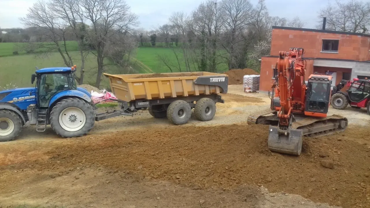 Une benne remplie de terre sur un chantier