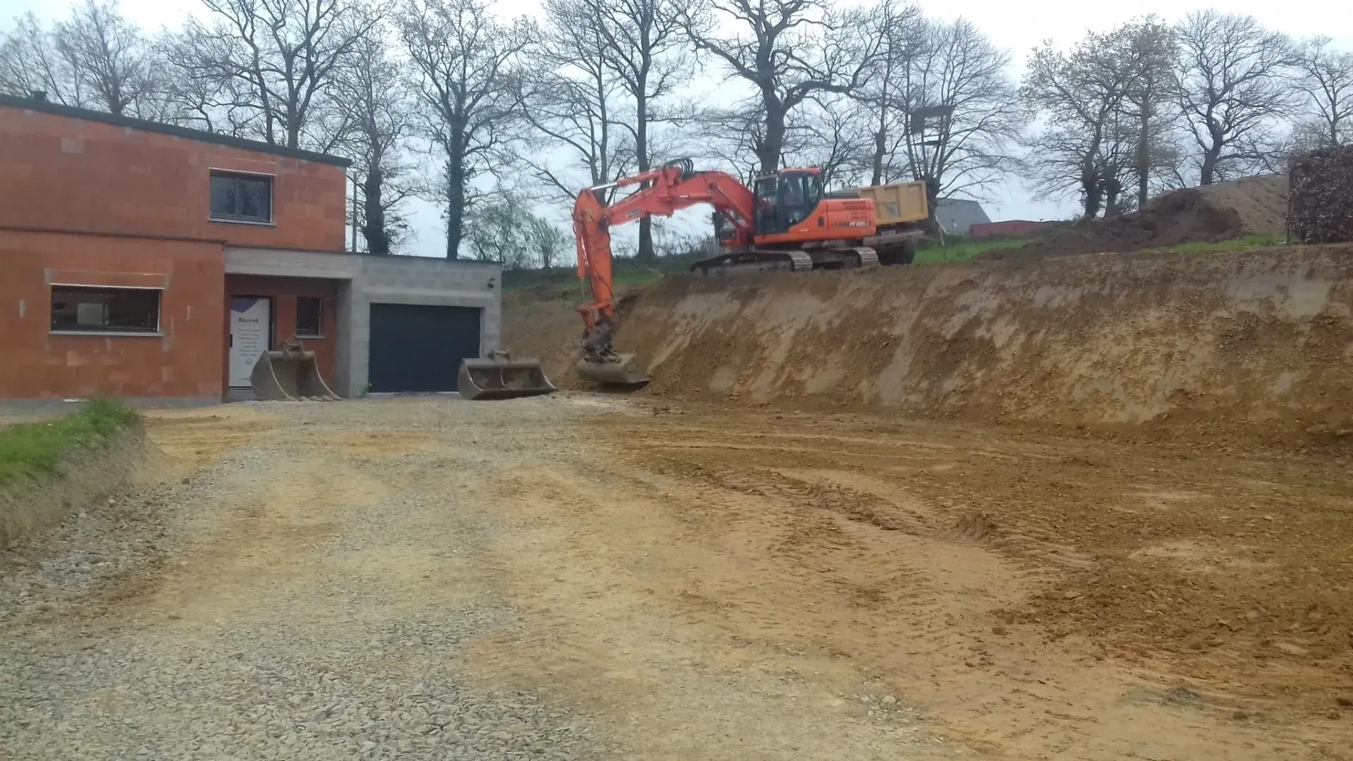 Un engin de chantier en train de terrasser un terrain