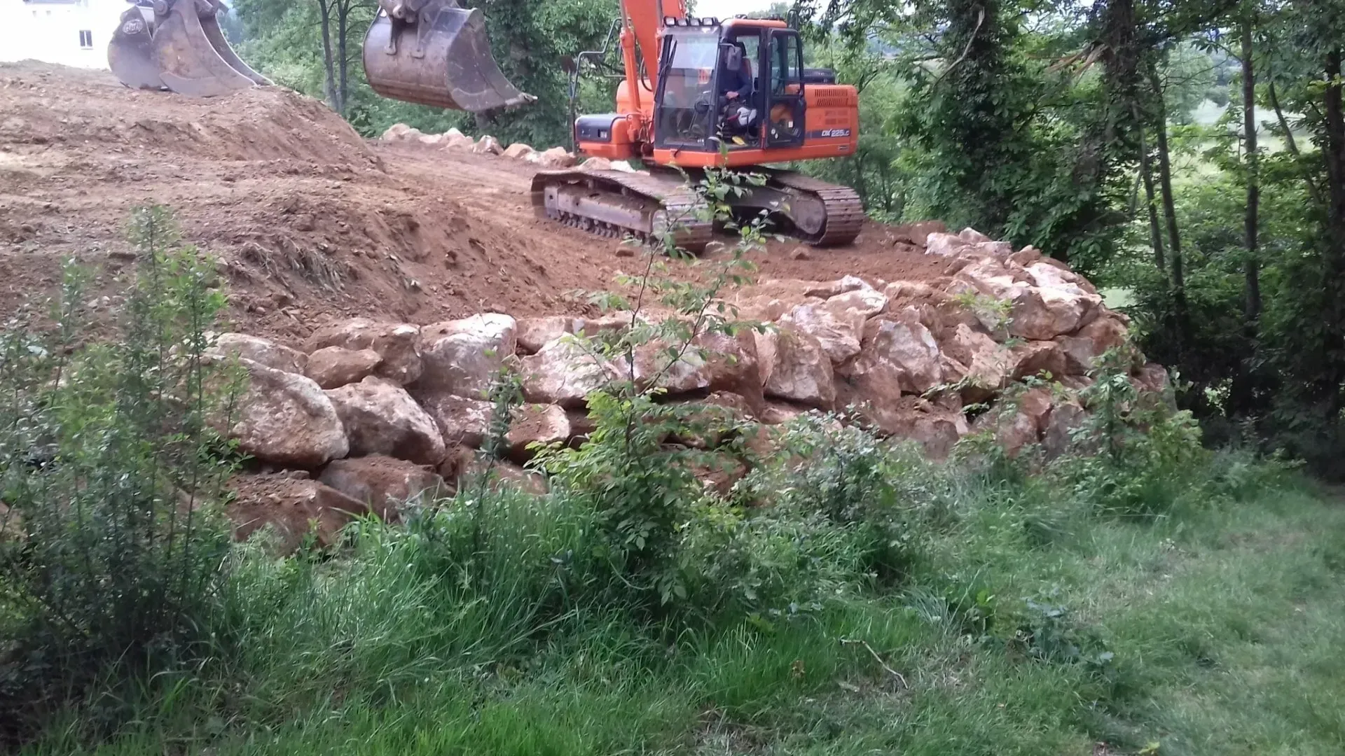 Une pelleteuse sur un terrain en pente