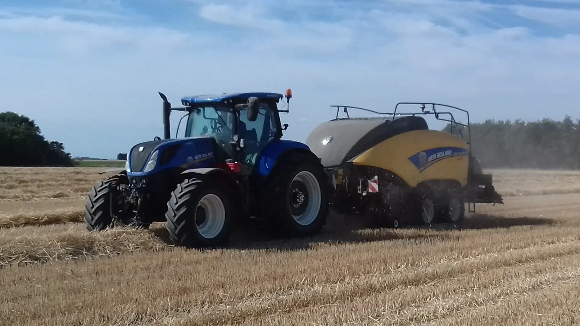 Un tracteur dans un champ de céréales coupées