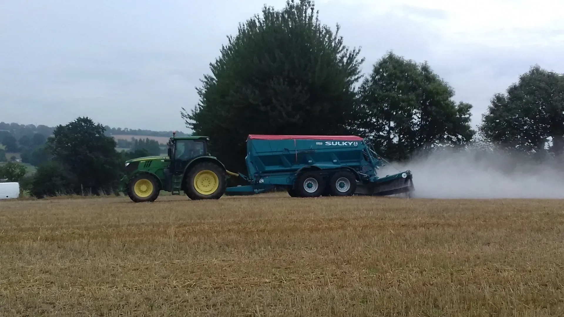 Épandage avec une machine agricole dans un champ